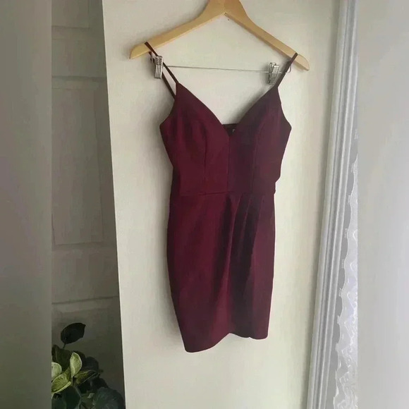 Emerald Sundae Wine Red Bodycon Mini Tulip Dress Size XS V Neck Sleeveless - Picture 2 of 11